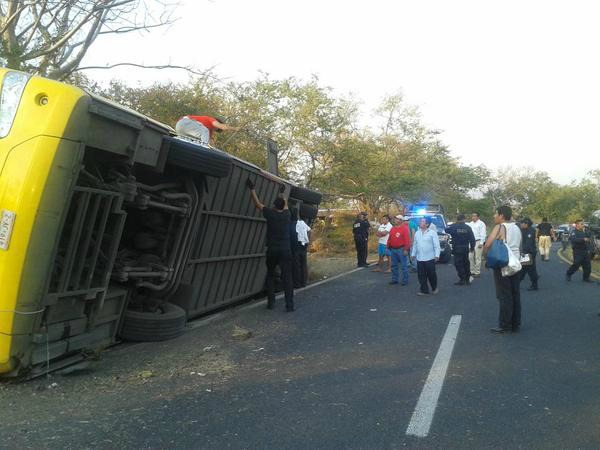 La volcadura de un camión de transporte de pasajeros Línea de Oro en la carretera Cuautla-Cuernavaca dejó un saldo de al menos 20 personas heridas.