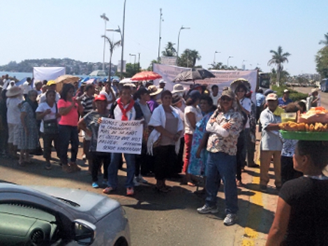 El bloqueo de los pensionados provoca caos vehicular en la vialidadad. 