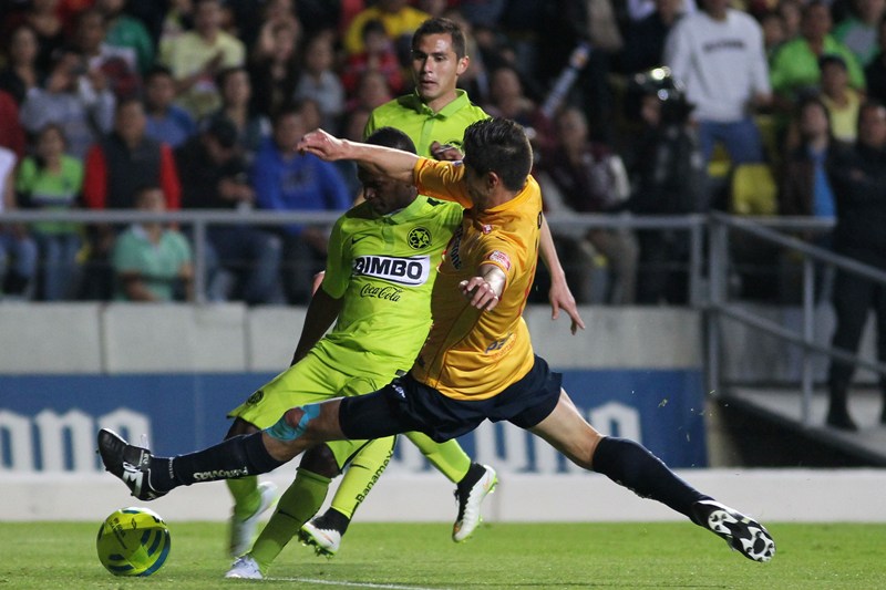 Darwin Quintero y Marco Palacios en una jugada en el juego de América y Morelia 