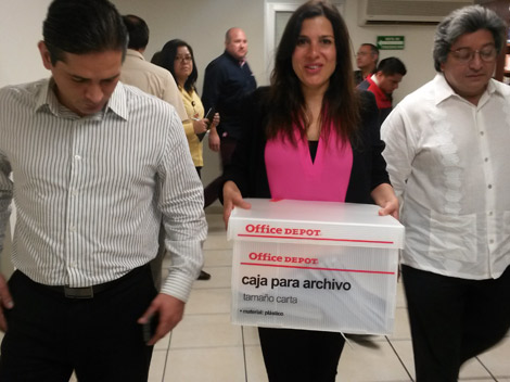 Entrega de firmas en CEE.