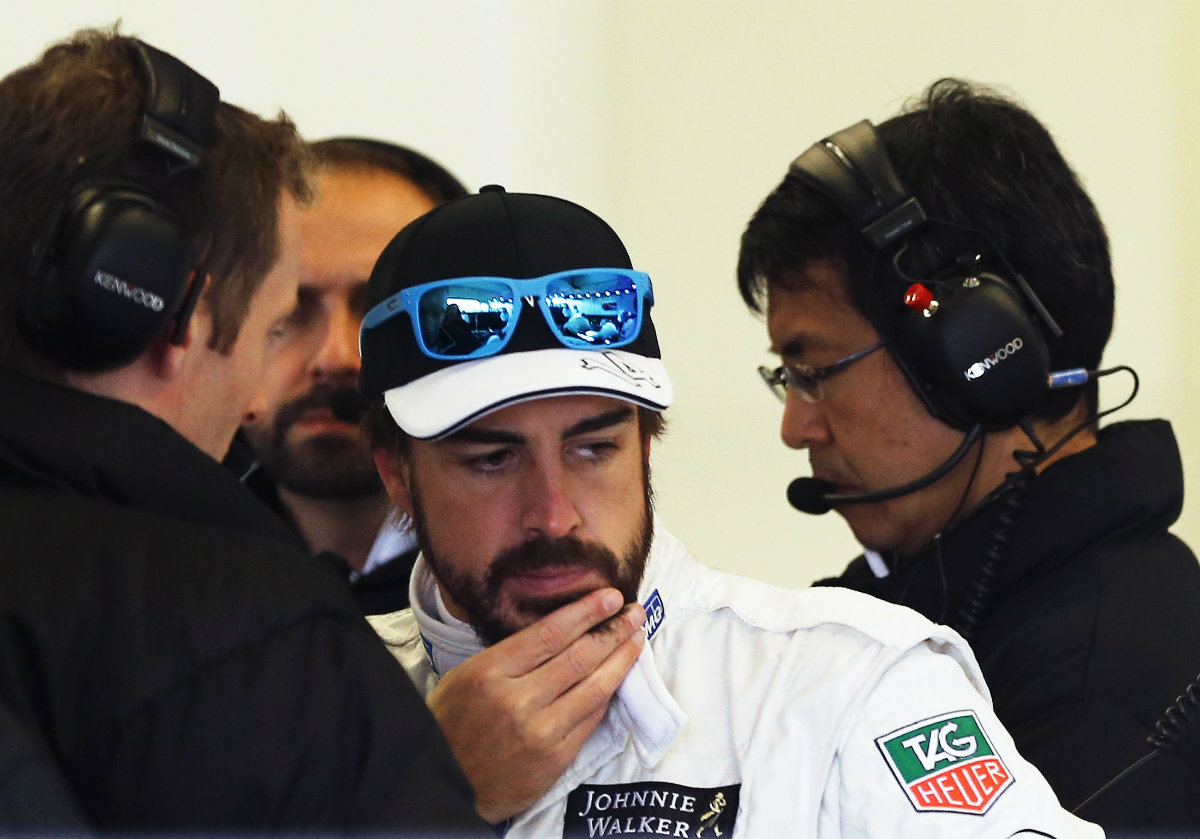 Fernando Alonso con el equipo de McLarent en las prubedas de Jerez 