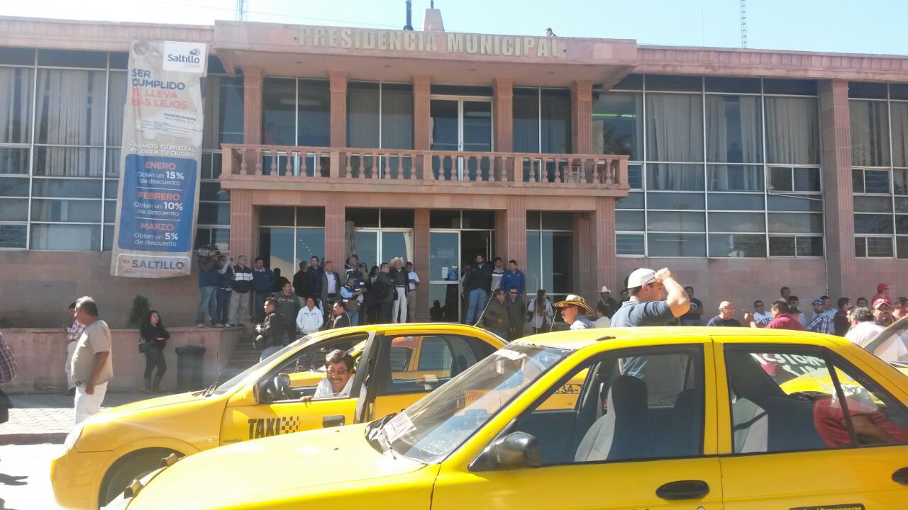 Fueron alrededor de 100 taxistas los manifestantes. 