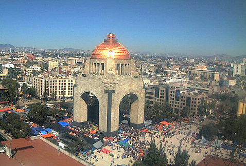 Integrantes de la Coordinadora Nacional de Trabajadores de la Educación se concentran en la explanada del Monumento a la Revolución.