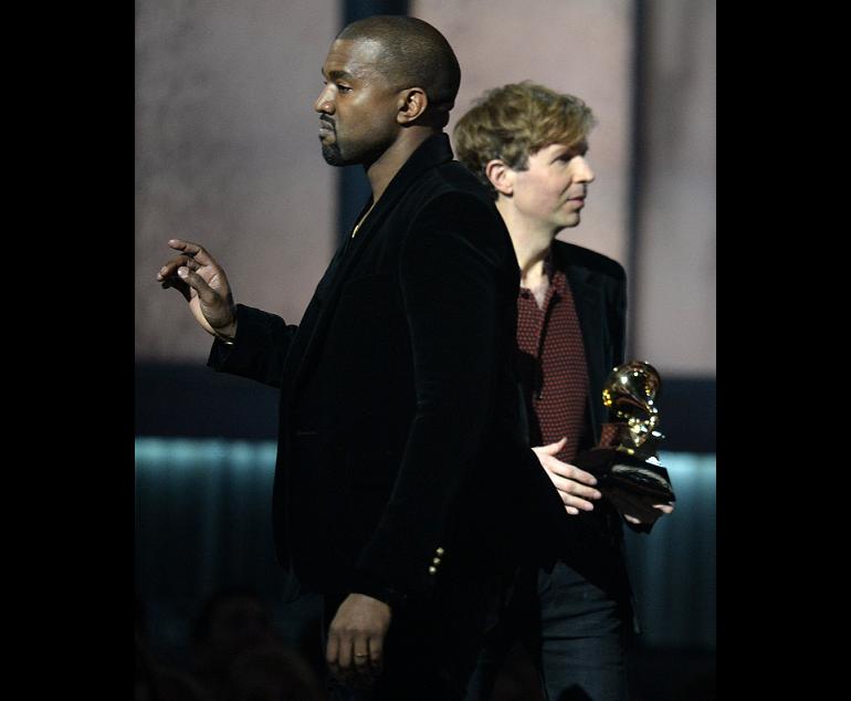 Kanye West subió al escenario del Grammy, a manera de protesta porque Beck fue premiado por Álbum del Año.