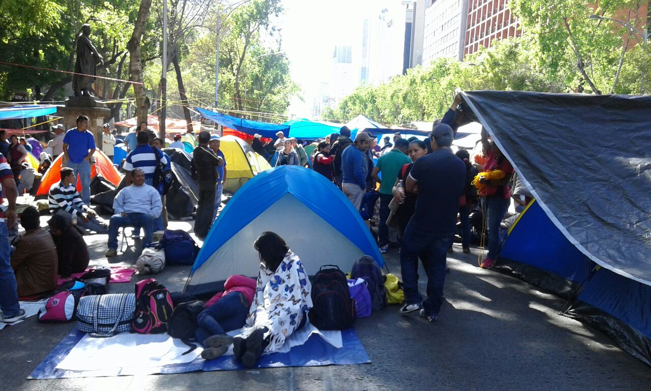 Maestros de la CNTE instalan plantón en Paseo de la Reforma por 72 horas. 