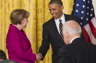Obama da la mano a Angela Merkel (i) tras finalizar la conferencia de prensa conjunta en la Casa Blanca, en Washington