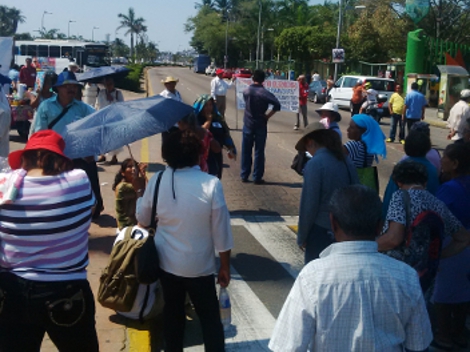 Pensionados y jubilados se manifiestan y mantienen cerrados los dos carriles de la costera Miguel Alemán a la altura del asta bandera.