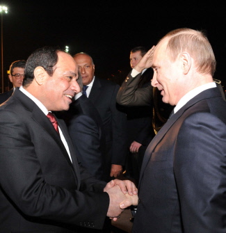 El presidente egipcio, Abdel Fatah al Sisi (i) da la bienvenida a su par ruso, Vladimir Putin (d), a su llegada a El Cairo