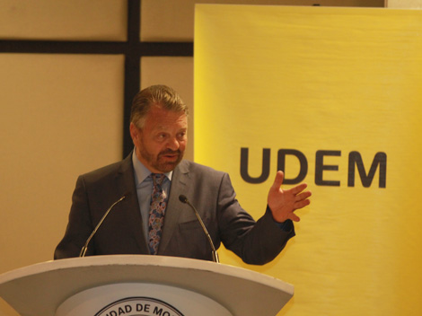 Castañeda dio una conferencia ante estudiantes de la UDEM.  
