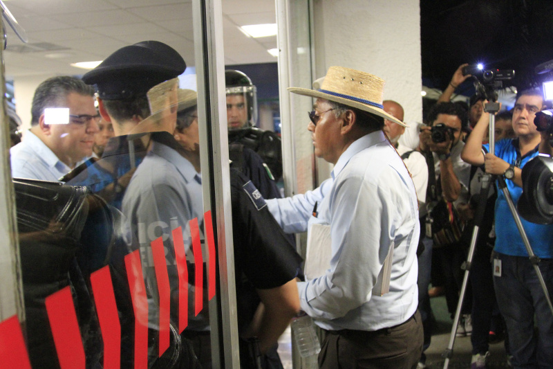 Una comisión del gobierno dialoga con la CETEG en el aeropuerto de Acapulco.