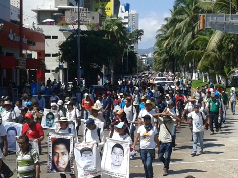 En la costera Miguel Alemán marchan pacíficamente profesores, normalistas, padres de desaparecidos, integrantes del sindicato de burócratas, transport