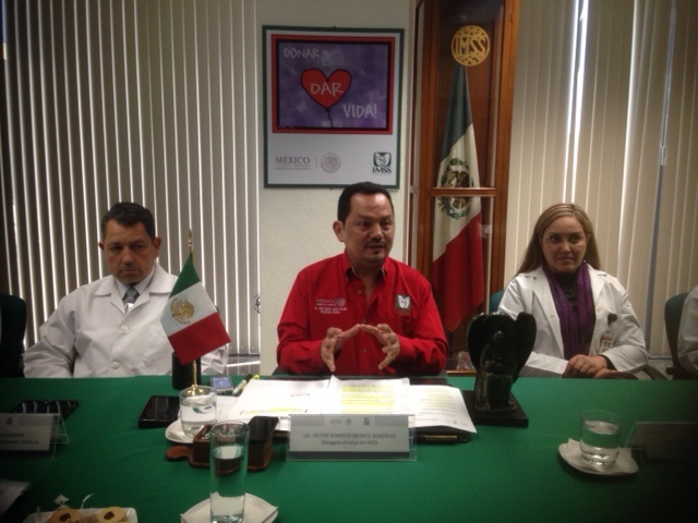El delegado del IMSS Víctor Infante González, reconoció el esfuerzo y profesionalismo de los médicos.