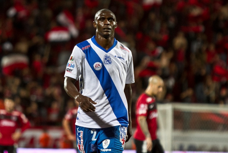 Efraín Cortés en un juego entre Puebla y Xolos 