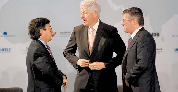 Luis Moreno, Bill Clinton y Douglas Baker, CEO de Laureate Education, Inc, se reunieron en México. 