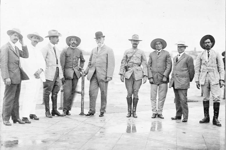 El general Maclovio Herrera (cuarto de izquierda a derecha) acompaña a Venustiano Carranza. Veracruz, a inicios de diciembre de 1914. 