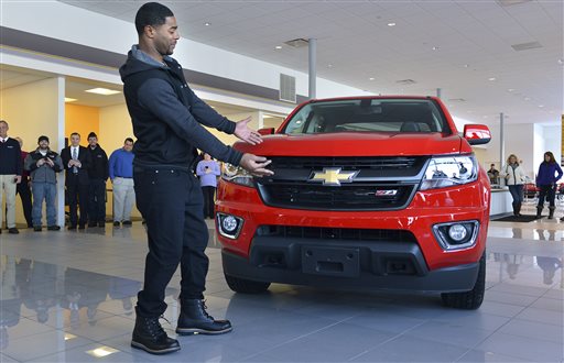 Malcolm Butler posa con su nueva camioneta 
