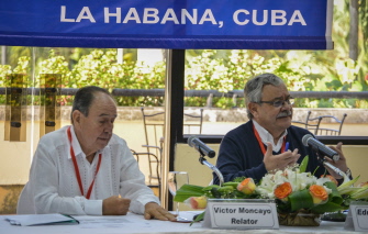 Los miembros de la Comisión Histórica Colombiana Víctor Moncayo (i) y Eduardo Pizarro (d), en el Occidental Miramar Hotel de La Habana