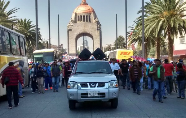 Los 20 mil profesores que llegaron desde Oaxaca y mantienen un plantón en el Monumento a la Revolución marcharon a la Secretaría de Gobernación con su