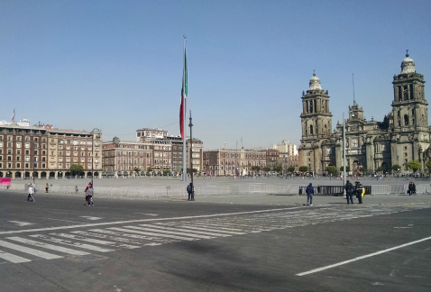 La plancha del Zócalo se encuentra rodeada por vallas metálicas para evitar el ingreso de manifestantes de la CNTE.