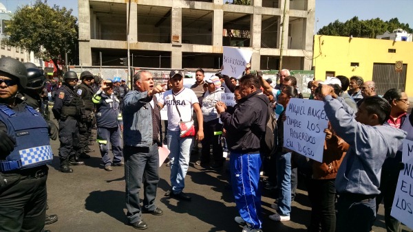 Los trabajadores de la Dirección de Obras y Servicios bloquearon por media hora la avenida Fray Servando Teresa de Mier, en la colonia Centro, para ex