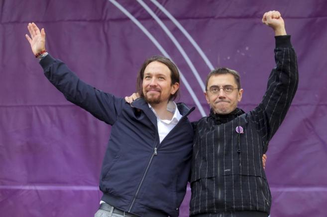 Pablo Iglesias (i), líder de Podemos, con Juan Carlos Monedero, alto cargo de su formación, en un acto electoral