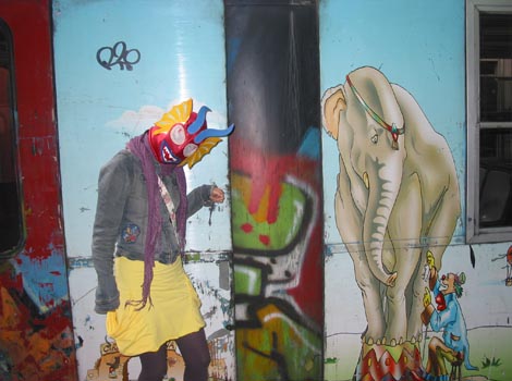 "Alebrije interrogando a un elefante de grafiti en Nápoles"