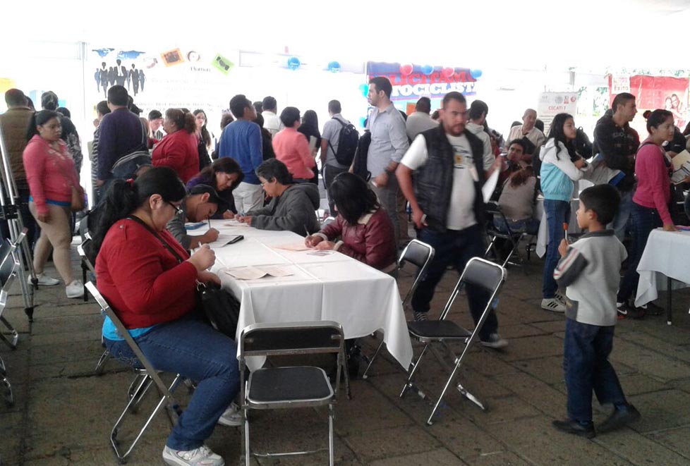 La segunda feria de empleo de Guadalajara 2015 se realiza en la explanada del Centro Cultural Cabañas.