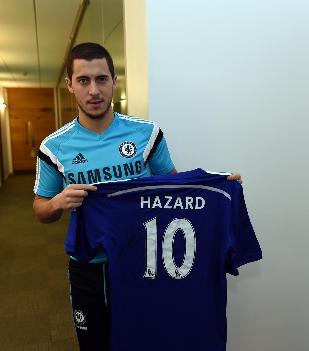 Hazard posa con la playera del Chelsea 