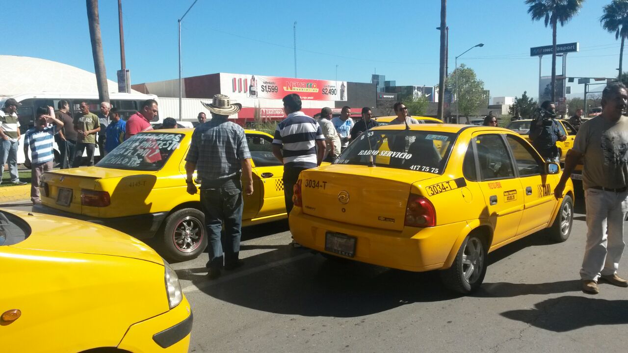 Manifestación de taxistas el martes en la presidencia de Saltillo. 