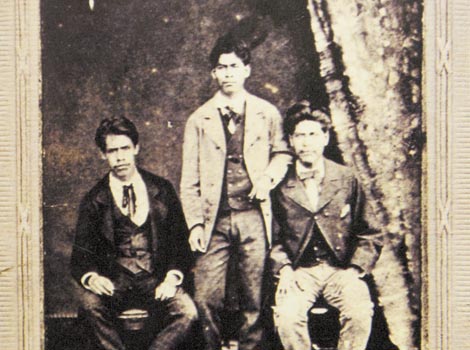 Maximino Navarrete, un personaje sin identificar e Ignacio M. Altamirano.