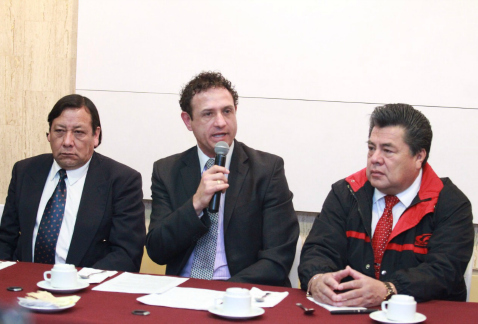 Representantes de concesionarios de transporte en el Distrito Federal rechazaron que la asociación que integran sea un monopolio.