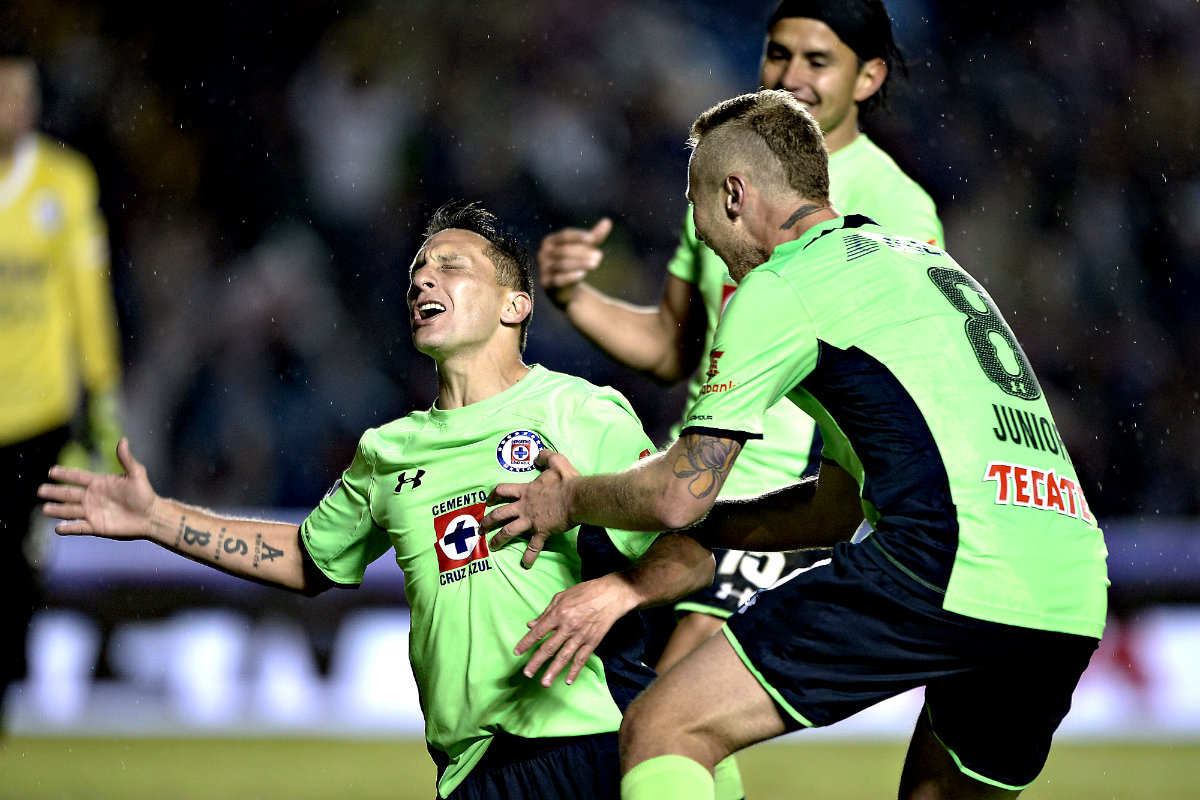 'Chaco', después de marcar su gol 100 con Cruz Azul, y 'Alemao' festejó con él 