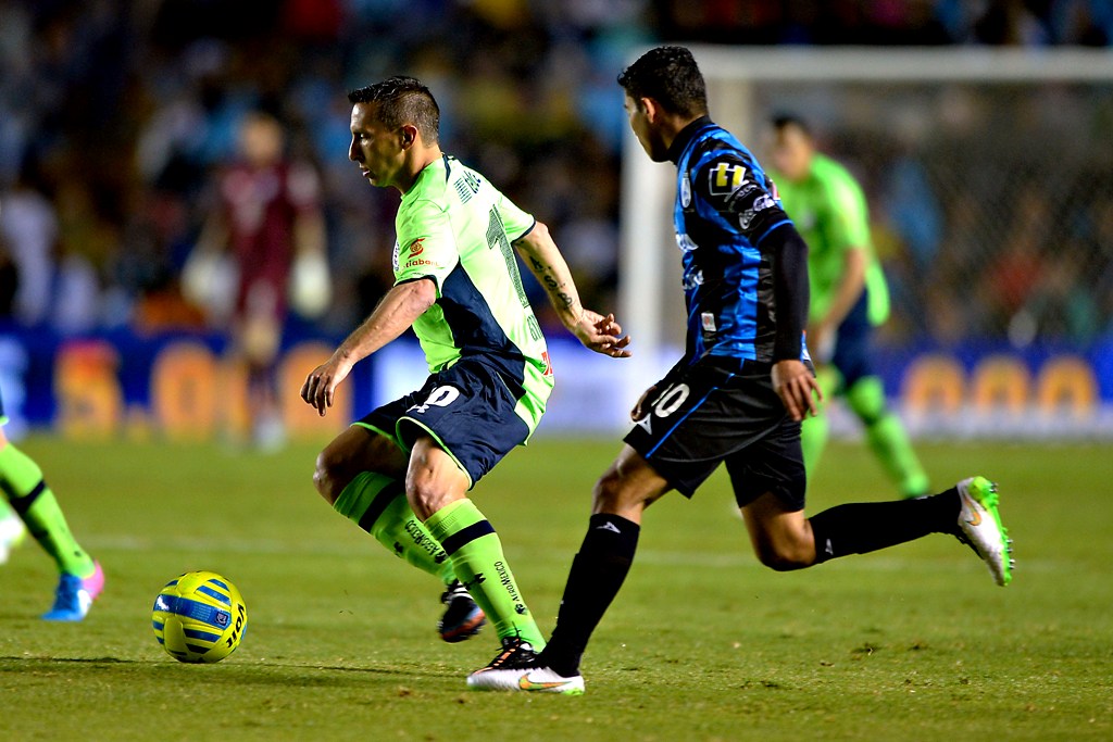 Christian Giménez en el juego ante Gallos Blancos 