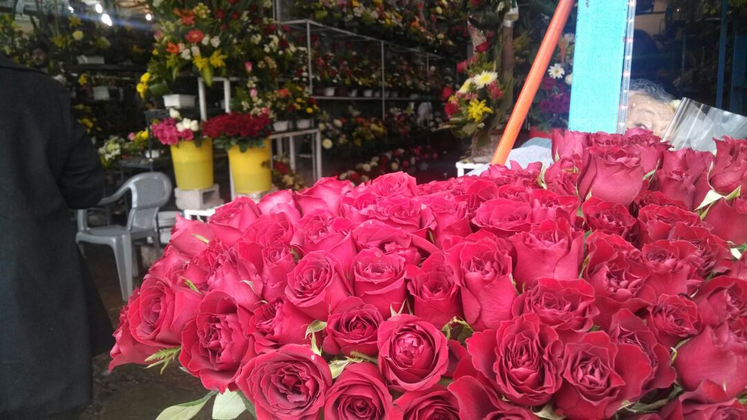 Comerciantes del Mercado de las Flores esperan un repunte de ventas por el 14 de febrero.