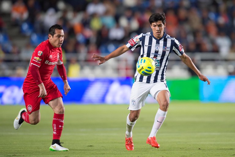 Erick Gutiérrez, mediocampista de Pachcua durante el partido de la J5 ante Toluca
