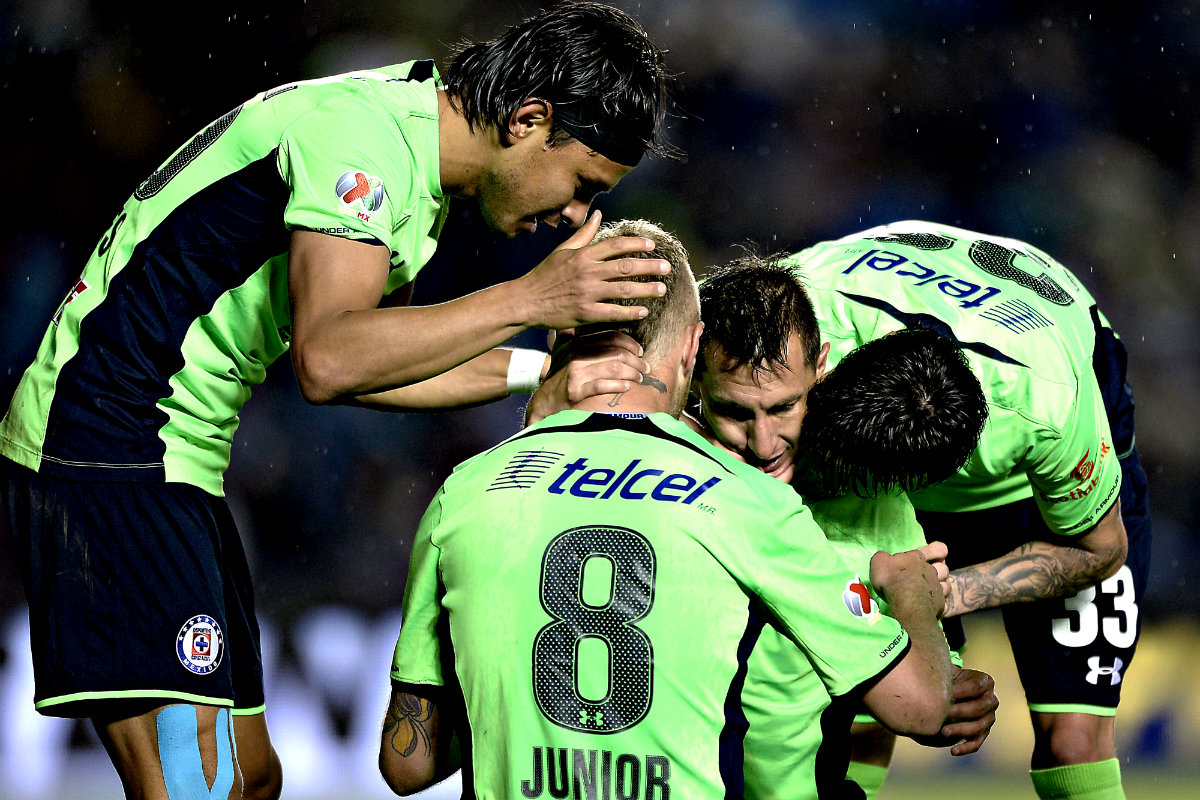 Flores, arriba; se acerca al abrazo entre 'Alemao' y 'Chaco'; también Formica apareció 