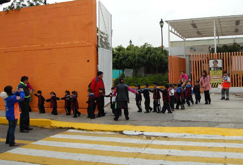 Niños y niñas participaron en simulacros de siniestro simultáneos en 162 centros de atención infantil en Iztapalapa.