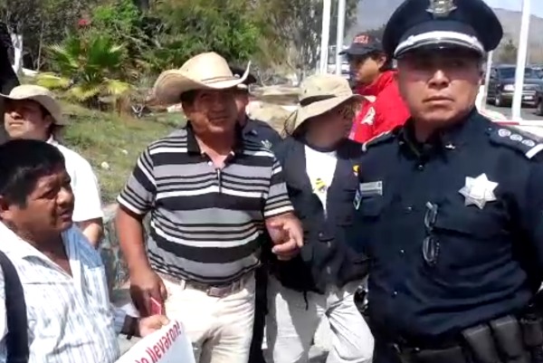 Policías federales permitieron que los padres entregaran volantes informativos a unos pasos de la caseta, sin que suspendieran el cobro de peaje.