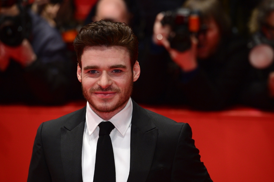 Richard Madden lució como un principe en la Berlinale. 