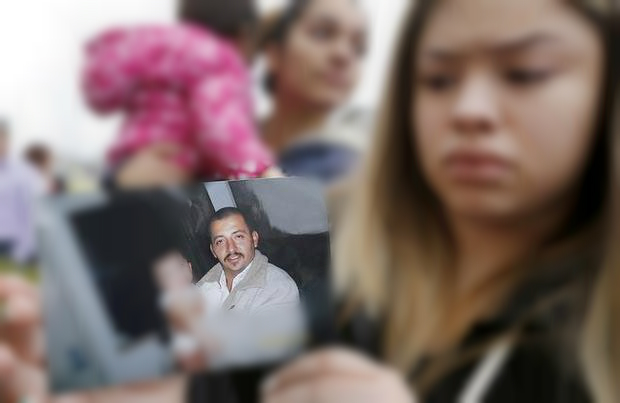 Por teléfono, su primo es firme y contundente en su exigencia. Alza un poco la voz: "eso es el misterio que él estaba lesionado de las manos" y la pol