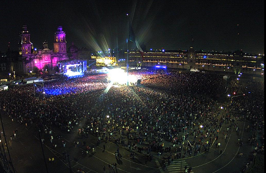 CIentos de personas acudieron al Zócalo de la Ciudad de México al conciernto de Los Ángeles Azules.
