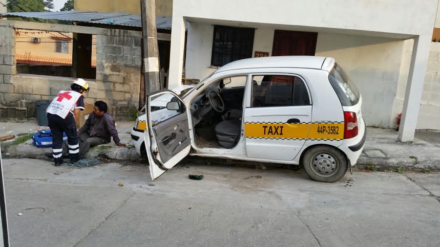 Choca taxista tras ser golpeado por tres delincuentes- Grupo Milenio