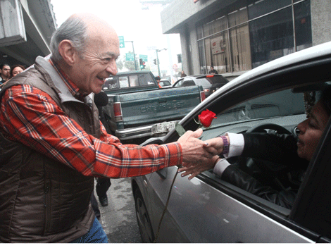 Fernando Elizondo Barragán entregó rosas en el cruce de Gonzalitos y Madero.