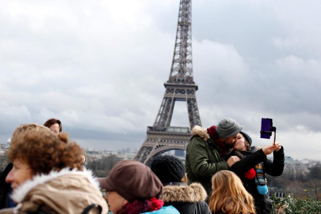 Las parejas acudieron al emblemático monumento de Paris para demostrarse su amor con besos.