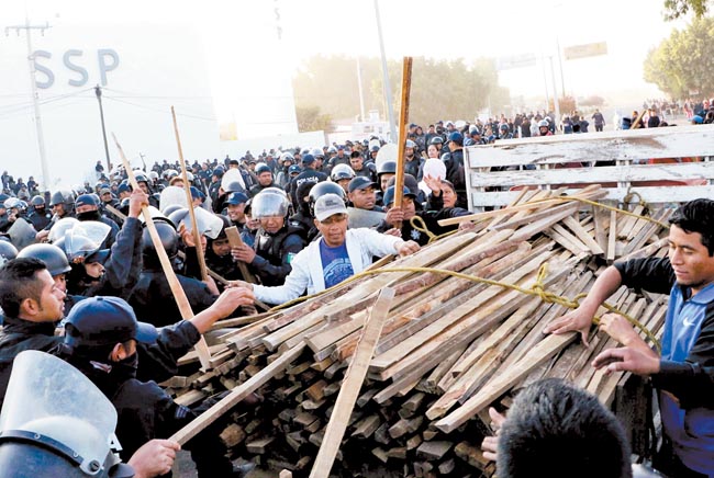 Policías que participaron en la gresca se proveen de palos. 