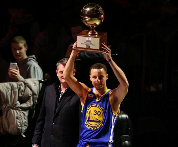 Stephen Curry, de los Golden State Warriors, ganó el concurso de triples de la NBA