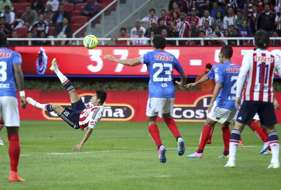 Empatan Chivas y Tiburones en el Omnilife