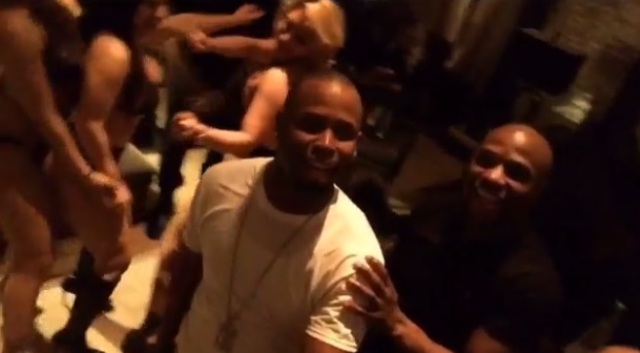 Mayweather (playera negra) aparece en una fiesta 