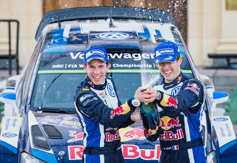 Sebastien Ogier celebra el triunfo con sus compañeros 