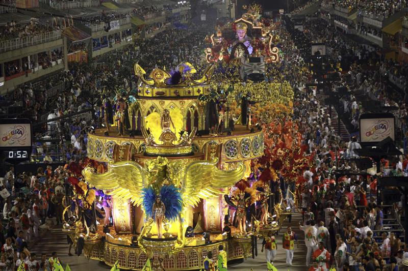 La escuela de Samba Grande Rio realiza su desfile en el primer día de desfiles de las escuelas de samba del Grupo Especial de Río de Janeiro.